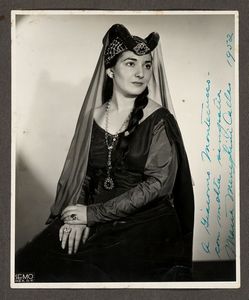 MARIA CALLAS - Ritratto fotografico con firma e dedica autografa.
