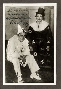 TITTA RUFFO - Fotografia che ritrae il baritono con Enrico Caruso ne 'I Pagliacci' di Leoncavallo. Con dedica e firma autografa di Ruffo.