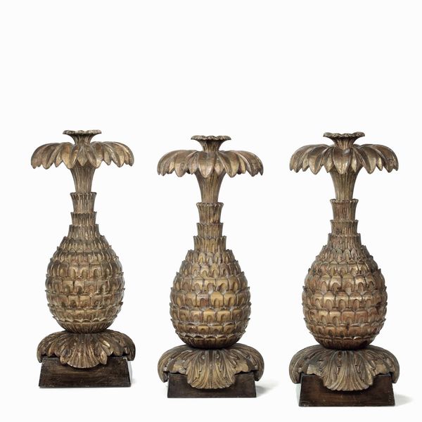 Tre lampade in legno dorato in forma di palma. XX secolo  - Asta Dimore Italiane - Associazione Nazionale - Case d'Asta italiane