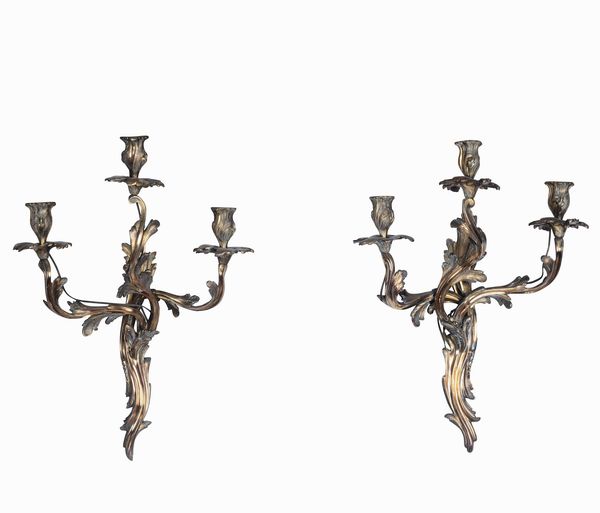 Coppia di appliques a tre luci in bronzo dorato, XX secolo  - Asta Dimore Italiane - Associazione Nazionale - Case d'Asta italiane