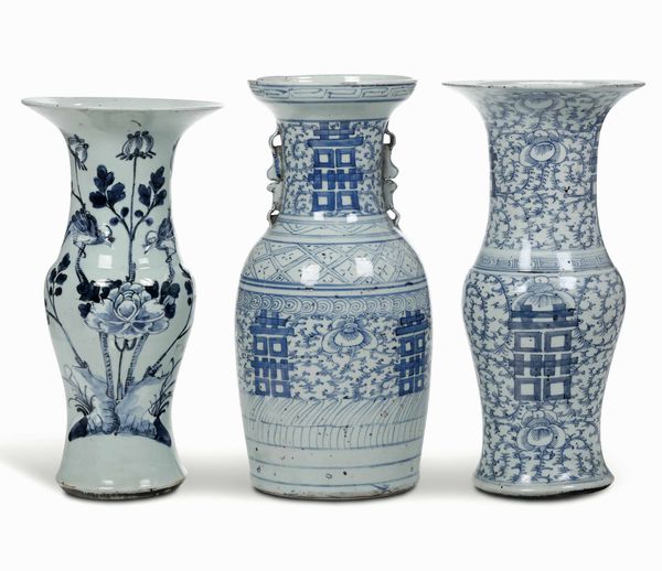 Lotto di tre vasi in porcellana bianca e blu, Cina, XIX-XX secolo  - Asta Dimore Italiane - Associazione Nazionale - Case d'Asta italiane