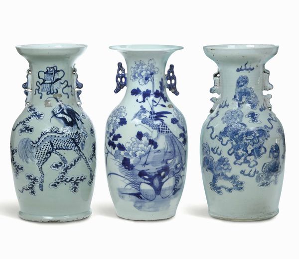 Tre vasi in porcellana bianca e blu, Cina, Dinastia Qing, XIX secolo  - Asta Dimore Italiane - Associazione Nazionale - Case d'Asta italiane