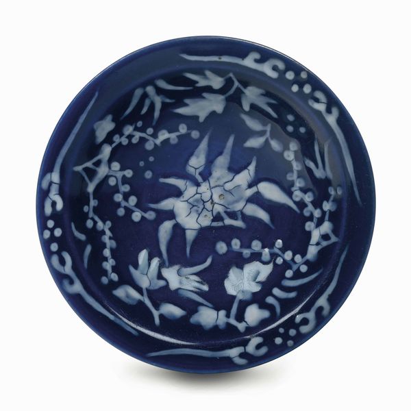 Alzatina in porcellana con decori floreali su fondo blu, Cina,  XX secolo  - Asta Dimore Italiane - Associazione Nazionale - Case d'Asta italiane