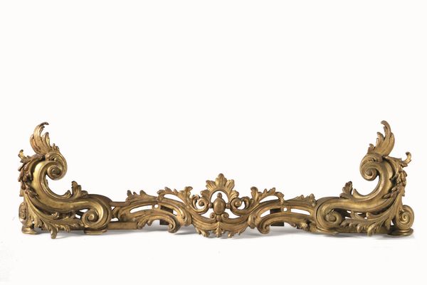 Guarnizione da camino in bronzo fuso e dorato, XIX secolo  - Asta Dimore Italiane - Associazione Nazionale - Case d'Asta italiane