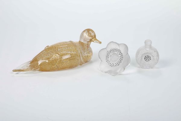 Lotto composto da un fiore e una bottiglia Lalique, e unanatra in vetro<BR>  - Asta Dimore Italiane - Associazione Nazionale - Case d'Asta italiane