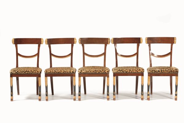 Gruppo di dodici sedie e due poltrone in legno intagliato, dipinto e dorato. XIX secolo  - Asta Dimore Italiane - Associazione Nazionale - Case d'Asta italiane
