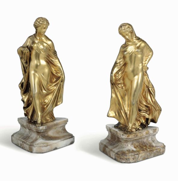 Due figure di vestali in bronzo dorato. XX secolo  - Asta Dimore Italiane - Associazione Nazionale - Case d'Asta italiane