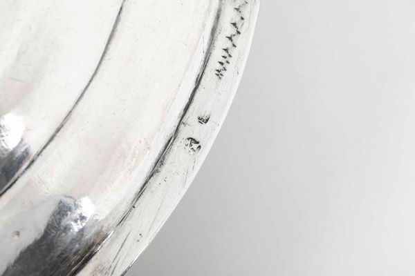 Due piatti circolari in argento fuso, sbalzato e cesellato.Roma, ultimo quarto del XVIII, uno con bollo dellargentiere Andrea Sanini (1788-1809)  - Asta Dimore Italiane - Associazione Nazionale - Case d'Asta italiane