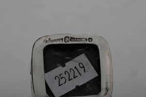 Lotto composto da una boccetta porta profumo e un orologio da viaggio in custodia. Inghilterra, XX secolo  - Asta Dimore Italiane - Associazione Nazionale - Case d'Asta italiane
