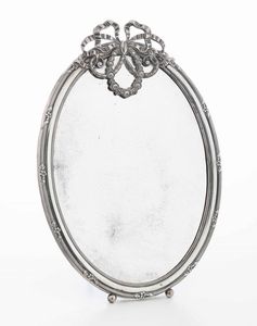 Specchio ovale con cornice in argento sormontata da fiocco. Italia, XX secolo  - Asta Dimore Italiane - Associazione Nazionale - Case d'Asta italiane