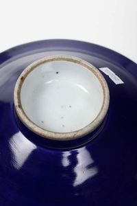 Alzatina in porcellana con decori floreali su fondo blu, Cina,  XX secolo  - Asta Dimore Italiane - Associazione Nazionale - Case d'Asta italiane
