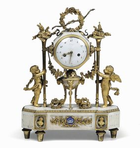 Pendola da tavolo in marmo bianco e bronzo dorato. Francia, XVIII secolo  - Asta Dimore Italiane - Associazione Nazionale - Case d'Asta italiane