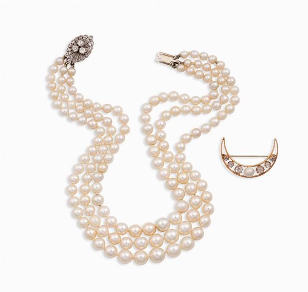 Lotto composto da una collana a tre fili di perle coltivate ed una spilla mezza luna  - Asta Vintage, Gioielli e Bijoux - Associazione Nazionale - Case d'Asta italiane