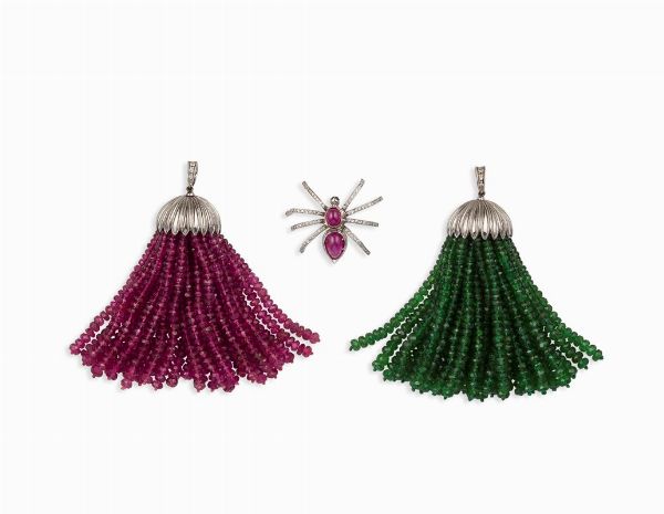 Lotto composto da due pendenti con smeraldi e rubini ed un pendente Ragno  - Asta Vintage, Gioielli e Bijoux - Associazione Nazionale - Case d'Asta italiane