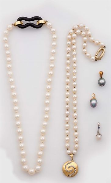 Lotto composto da due fili di perle coltivate e tre pendenti con perle  - Asta Vintage, Gioielli e Bijoux - Associazione Nazionale - Case d'Asta italiane