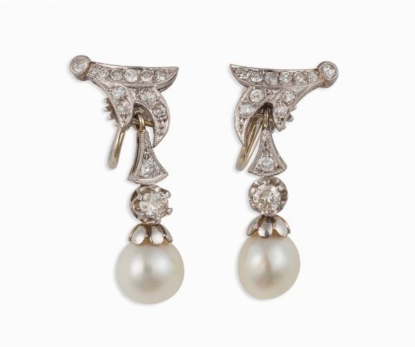 Orecchini pendenti con perle coltivate e piccoli diamanti  - Asta Vintage, Gioielli e Bijoux - Associazione Nazionale - Case d'Asta italiane