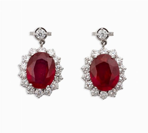 Orecchini con rubini trattati e diamanti a contorno  - Asta Vintage, Gioielli e Bijoux - Associazione Nazionale - Case d'Asta italiane