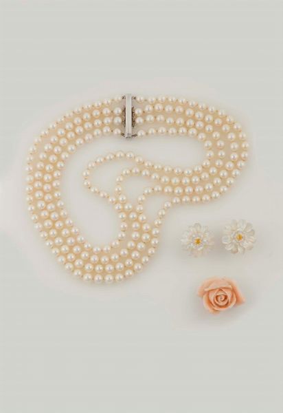 Lotto composto da una collana a quattro fili di perle, un paio di orecchini ed una spilla in corallo  - Asta Vintage, Gioielli e Bijoux - Associazione Nazionale - Case d'Asta italiane