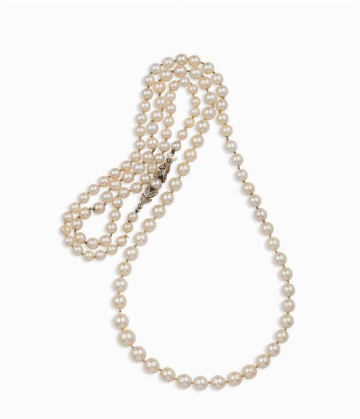 Lunga collana con perle coltivate a scalare  - Asta Vintage, Gioielli e Bijoux - Associazione Nazionale - Case d'Asta italiane