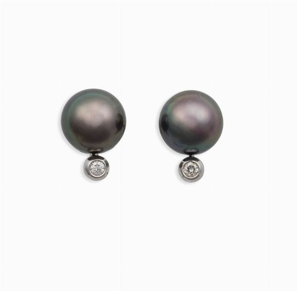 Orecchini con perle grigie e piccoli diamanti  - Asta Vintage, Gioielli e Bijoux - Associazione Nazionale - Case d'Asta italiane