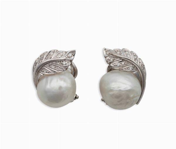 Orecchini con perla scaramazza e piccoli diamanti  - Asta Vintage, Gioielli e Bijoux - Associazione Nazionale - Case d'Asta italiane