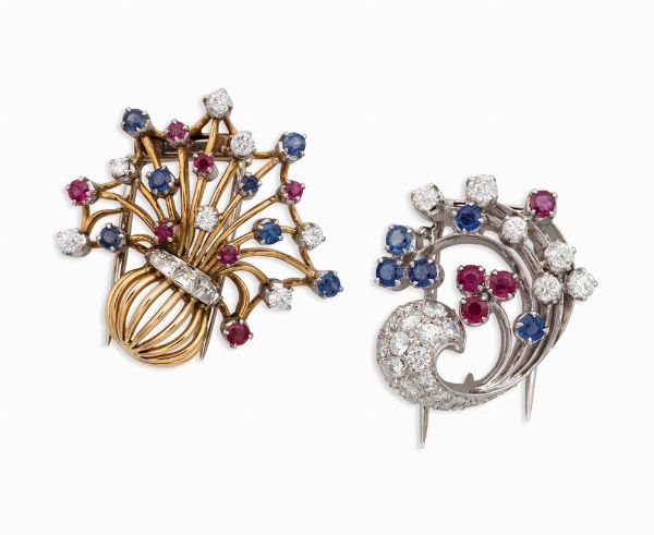 Lotto composto da due clips con diamanti, zaffiri e rubini  - Asta Vintage, Gioielli e Bijoux - Associazione Nazionale - Case d'Asta italiane