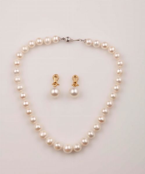 Lotto composto da un girocollo ed un paio di orechcini con perle coltivate  - Asta Vintage, Gioielli e Bijoux - Associazione Nazionale - Case d'Asta italiane