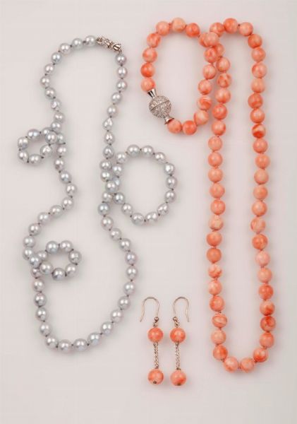 Lotto composto da una collana di perle grigie ed una parure in corallo rosa  - Asta Vintage, Gioielli e Bijoux - Associazione Nazionale - Case d'Asta italiane