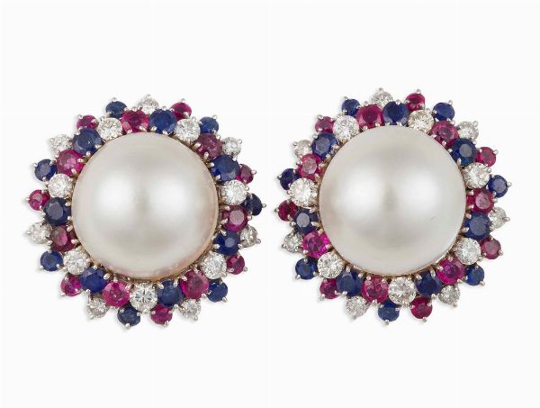 Orecchini con perle mab, diamanti zaffiri e rubini  - Asta Vintage, Gioielli e Bijoux - Associazione Nazionale - Case d'Asta italiane