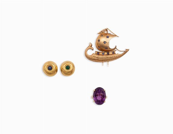 Lotto composto da un paio di orecchini, una spilla ed un anello  - Asta Vintage, Gioielli e Bijoux - Associazione Nazionale - Case d'Asta italiane