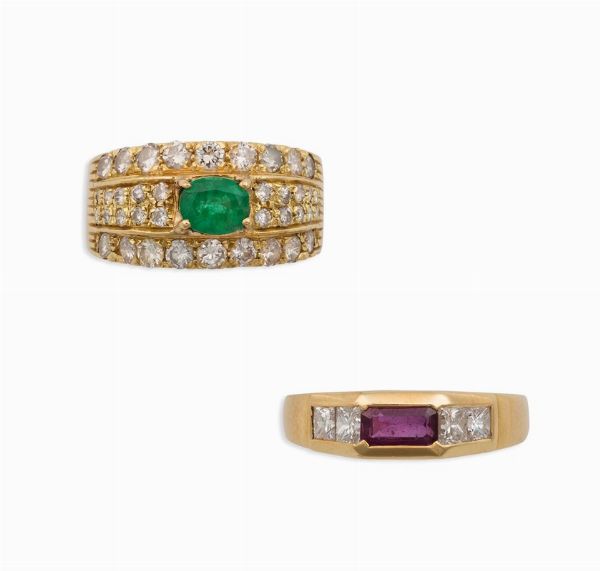 Lotto composto da due anelli, uno con smeraldo e diamanti ed uno con rubino e diamanti  - Asta Vintage, Gioielli e Bijoux - Associazione Nazionale - Case d'Asta italiane