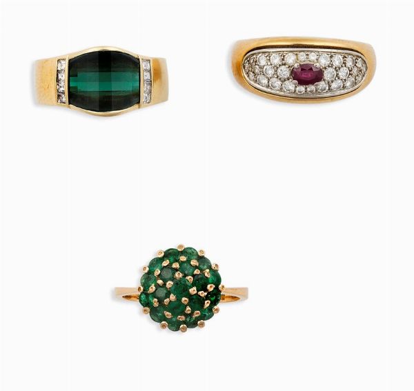 Lotto composto da tre anelli con diamanti, rubini, smeraldi ed una pietra sintetica verde  - Asta Vintage, Gioielli e Bijoux - Associazione Nazionale - Case d'Asta italiane