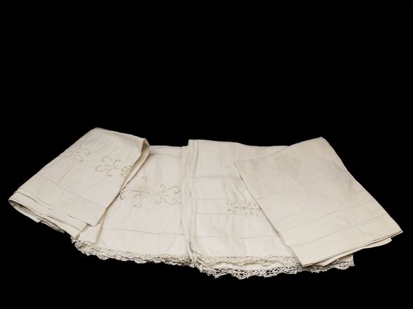 Lotto di asciugamani in lino bianco  - Asta Arredi, argenti, dipinti e curiosit d'epoca in parte provenienti da Villa Mannelli - Associazione Nazionale - Case d'Asta italiane