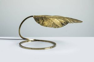 TOMMASO BARBI - Lampada da tavolo in ottone a una foglia. Anni '70 cm 38x79