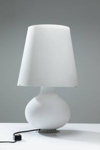 MAX INGRAND - Lampada da tavolo in vetro satinato  montatura in metallo laccato. Prod. Fontana Arte anni '60 cm 80x45 Bibl.:  [..]