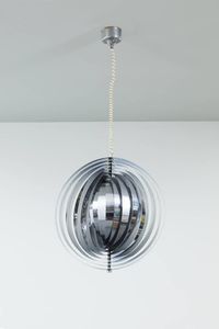 PRODUZIONE ITALIANA - Lampada a sospensione costituita da anelli concentrici in metallo cromato. Anni '70 diam cm 52  altezza regola [..]