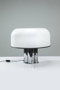 PRODUZIONE ITALIANA - Lampada da tavolo in metallo cromato  diffusore in metacrilato. Anni '70 cm 50x60