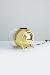 PRODUZIONE ITALIANA - Lampada da tavolo in metallo laccato  diffusore in vetro dorato. Anni '60 cm 30x28