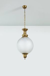 PRODUZIONE ITALIANA - Lampada a sospensione in ottone e vetro satinato. Anni '50 cm 110x35