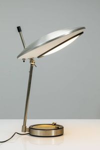 OSCAR TORLASCO - Lampada da tavolo in ottone nichelato  metallo laccato e vetro satinato. Prod. Lumi anni '50 Etichetta del Produttore  [..]