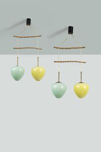 PRODUZIONE ITALIANA - Coppia di lampadari con diffusori in vetro colorato  tiranti trattenuti da stecche in bamboo. Anni '50 cm 90x4 [..]