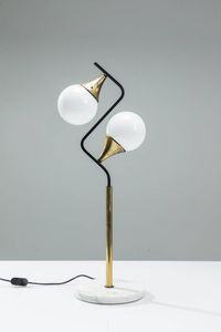 STILNOVO  attribuito - Lampada da tavolo in ottone  diffusori in vetro opalino  base in marmo. Anni '50 cm 70x27