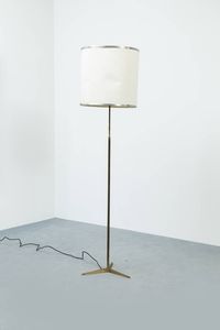 GIUSEPPE OSTUNI - Lampada da terra in ottone  paralume in carta. Anni '50 cm 173x43