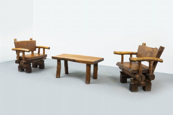 PRODUZIONE ITALIANA : Coppia di poltrone e tavolino costituiti da tronchi in legno massello. Anni '60 cm 80x76x65 cm 46 5x104x51  - Asta Asta 202 Design - Associazione Nazionale - Case d'Asta italiane