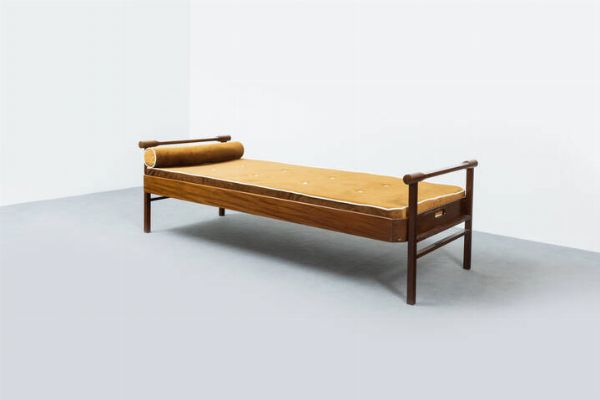OSVALDO BORSANI : Day bed in legno di noce. Anni '50 cm 64 5x206x91  - Asta Asta 202 Design - Associazione Nazionale - Case d'Asta italiane