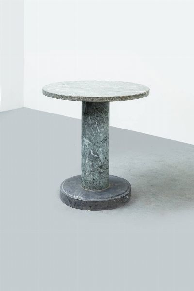 PRODUZIONE ITALIANA : Tavolino con stelo in marmo verde Alpi tornito. Anni '70 cm 65x60  - Asta Asta 202 Design - Associazione Nazionale - Case d'Asta italiane
