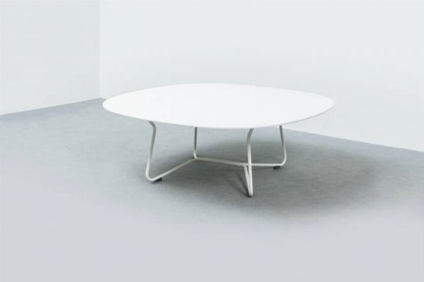 PRODUZIONE ITALIANA : Tavolino con struttura in tondino di metallo verniciato  piano in legno laccato. Anni '70 cm 45x120x120  - Asta Asta 202 Design - Associazione Nazionale - Case d'Asta italiane
