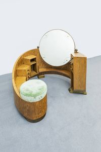 PRODUZIONE ITALIANA - Mobile toilette angolare in legni di varie essenze  seduta imbottita rivestita in velluto  specchio basculante.  [..]