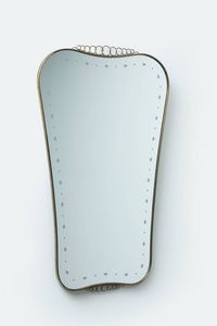 PRODUZIONE ITALIANA - Specchiera con bordo in ottone e vetro specchiato decorato. Anni '50 cm 116x65 5