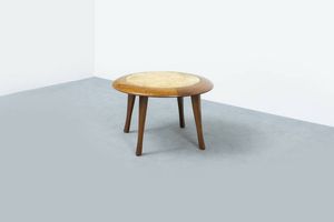 GUGLIELMO ULRICH - Tavolino in legno di noce con parte centrale del piano in pelle. Anni '50 cm 48x78